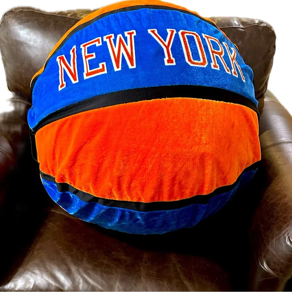 VTG RARE 25” XL NEW YORK KNICKS RUBBER BASKETBALL RODEO FAIR PRIZE ORANGE BLUE